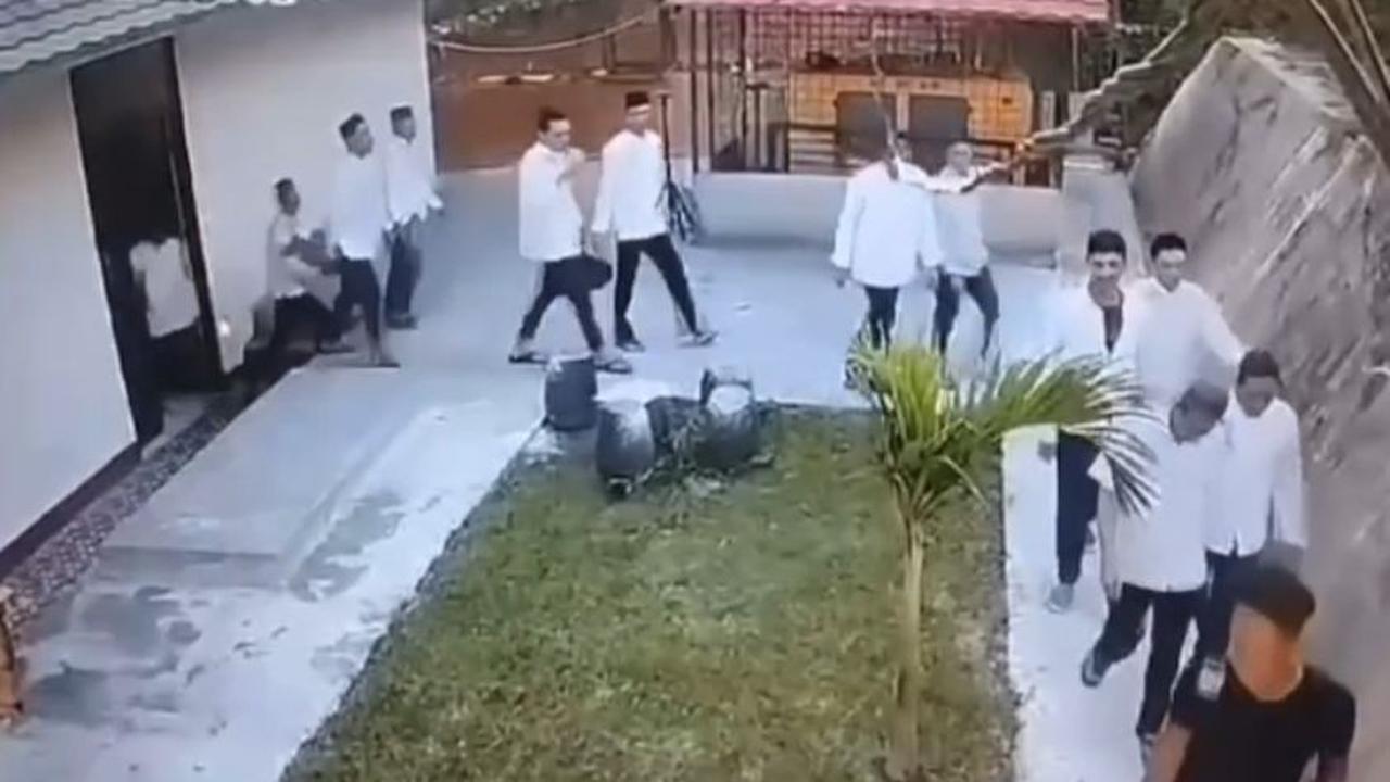Di depan barisan yang terdiri dari 16 tahanan itu hanya tampak seorang pengawal tahanan. Karena berada di depan, dia sudah berbelok mengarah ke mobil tahanan.