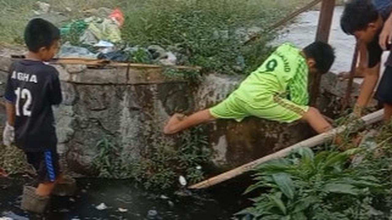 Terinspirasi Pandawara Group, Sekelompok Bocah Ini Kompak Bersihkan Sampah di Selokan Tepi Jalan, Aksinya Banjir Pujian