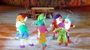 Para kurcaci beraksi pada Disney On Ice bertajuk Dare to Dream! di Istora Senayan, Jakarta, Jumat (10/4/2015). Acara ini digelar untuk merayakan 75 tahun cerita mengenai Disney Princess (Liputan6.com/Panji Diksana)