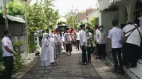 Presiden Jokowi bersiap salat jenazah ibundanya. (Fajar Abrori/Liputan6.com)