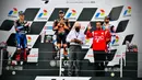 Presiden Jokowi memberikan piala kepada pemenang MotoGP Indonesia 2022 yaitu Miguel Oliveira, kemudian Fabio Quartararo menempati urutan kedua dan Johann Zarco yang menempati urutan ketiga, Minggu 20 Maret 2022. (Foto: Laily Rachev - Biro Pers Sekretariat Presiden)