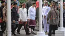 Sejumlah menteri dan pejabat negara mengenakan busana adat berjalan meninggalkan lapangan upacara usai mengikuti upacara Hari Lahir Pancasila di Gedung Pancasila, Jakarta Pusat, Jumat (1/6). (Liputan6.com/Faizal Fanani)