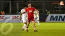 Lee Sharpe (5) mengepalkan tangan usai menjebol gawang Indonesia Red yang dikawal Hendro Kartiko (Liputan6.com/Helmi Fithriansyah)