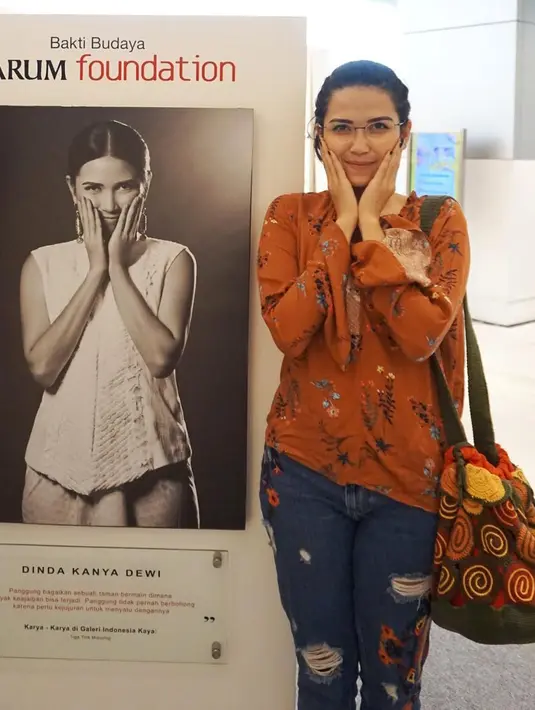 "Santai-santai saja. Saya bisa tetap ke mal, jalan-jalan, ngobrol sama orang, belum sama pohon, belum segila itu ya, normal-normal saja," sambung Dinda Kanya Dewi sambil mengumbar tawa. (Instagram/dindakanyaa)