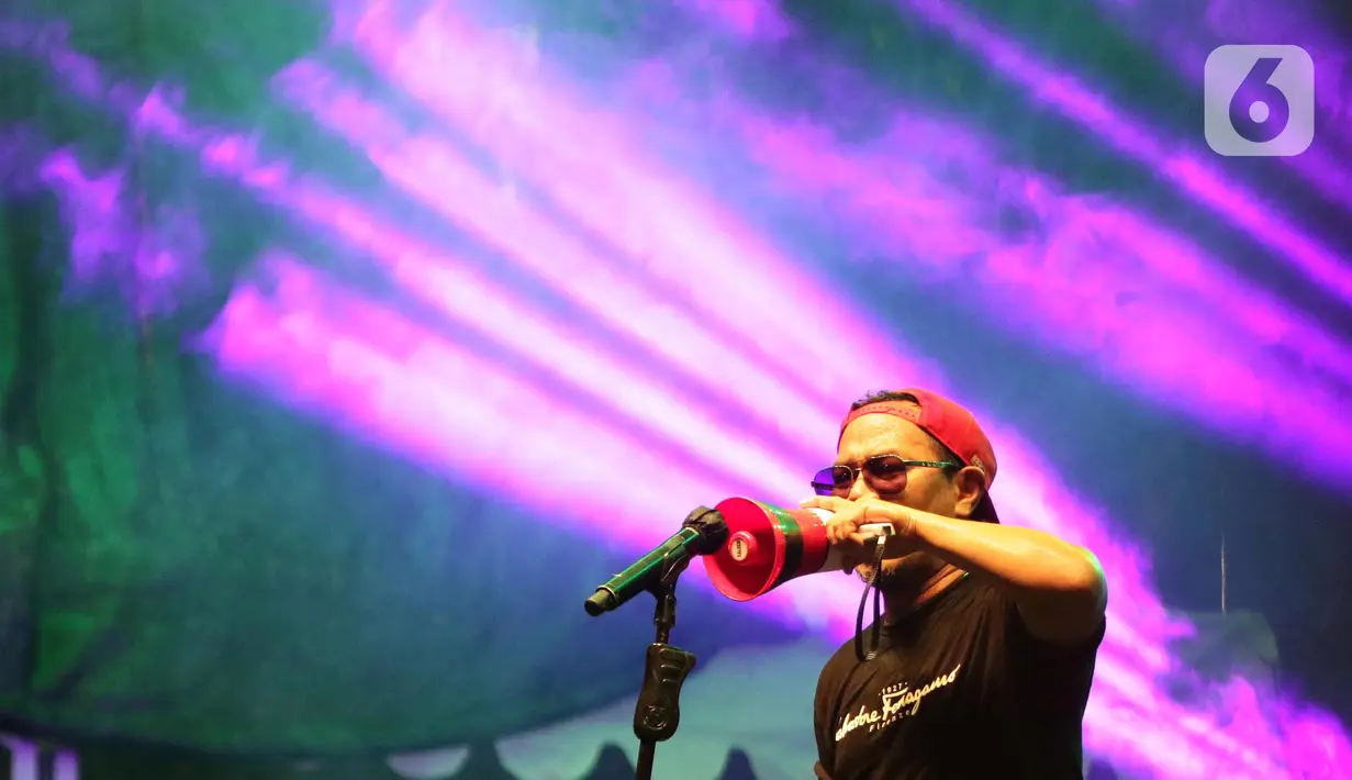 Vokalis grup band Jamrud, Krisyanto saat tampil di panggung Bergelora perhelatan Berdendang Bergoyang Festival, Kawasan Istora Senayan, Jakarta, Jumat (28/10/2022). Jamrud tampil menghentak dan enerjik dengan membawakan sejumlah lagu baru dan lawas, diantaranya Putri, Waktuku Mandi, Dokter Suster, dll. (Liputan6.com/Helmi Fithriansyah)