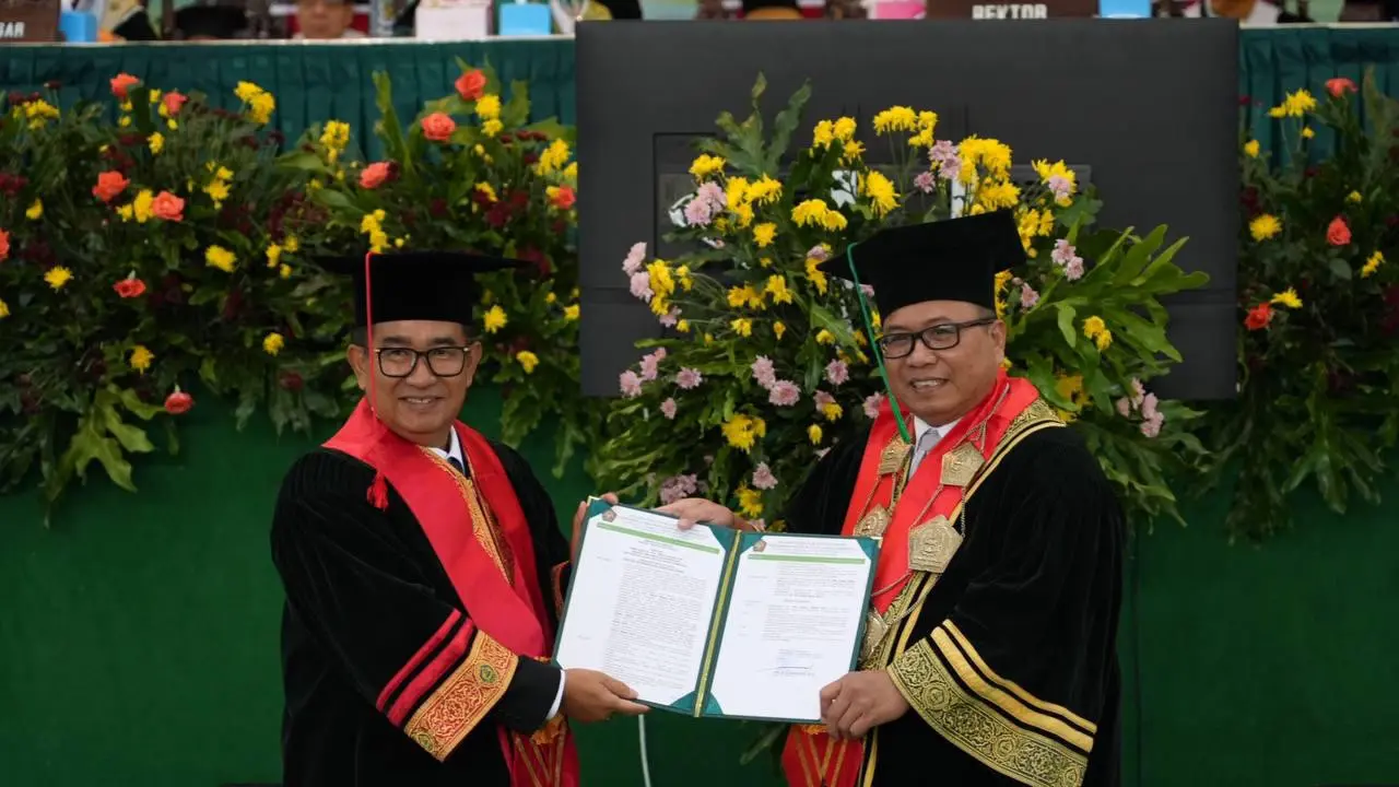 Penjabat (Pj) Gubernur Kalimantan Timur, Akmal Malik (kiri) dikukuhkan gelar Profesor Kehormatan Bidang Ilmu Hukum Fakultas Hukum Universitas Islam Sultan Agung (Unissula) Semarang (Istimewa)