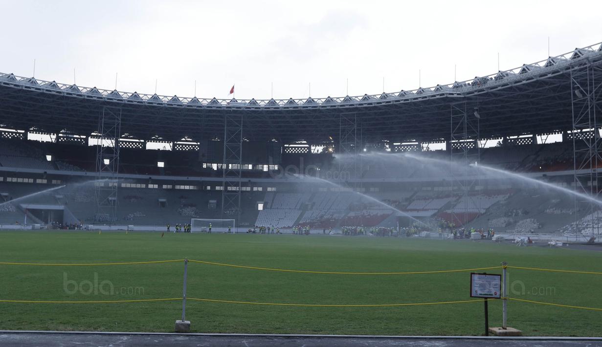 Suasana penyiraman rumput di SUGBK, Senayan, Jakarta, Selasa (8/8/2017). SUGBK menggunakan rumput jenis Zoysia matrella yang merupakan rumput standar FIFA untuk stadion bertaraf internasional. (Bola.com/M Iqbal Ichsan)