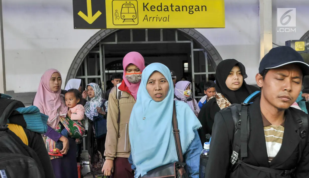 Sejumlah penumpang arus balik saat tiba di Stasiun Senen, Jakarta, Sabtu (1/7). Diperkirakan, puncak arus balik lebaran 2017 di Stasiun Senen akan mengalami puncaknya pada Sabtu (1/7) dan Minggu (2/7).  (Liputan6.com/Yoppy Renato)