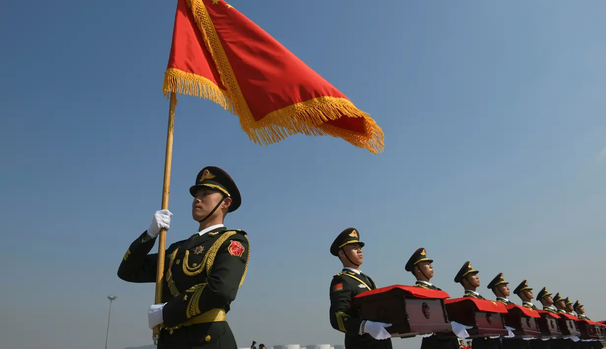Tentara memegang peti mati berisi sisa-sisa tentara China yang menjadi korban dalam Perang Korea di Bandara Internasional Incheon, Seoul, Korea Selatan, Rabu (3/4). Jasad tentara China tersebut dipulangkan ke negaranya untuk dimakamkan. (Jung Yeon-je/Pool Photo via AP)