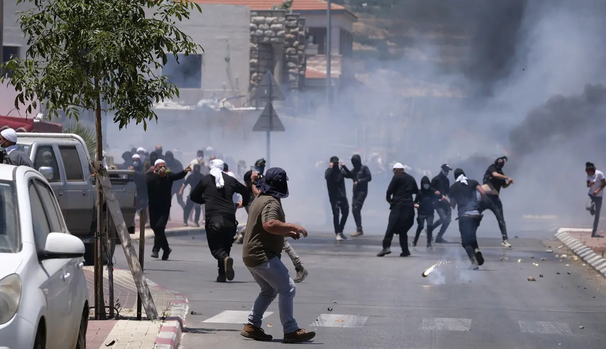 Pengunjuk rasa Druze bentrok dengan polisi Israel yang menembakkan gas air mata di Dataran Tinggi Golan, Rabu, 21 Juni 2023. (AP Photo/Fadi Amun)