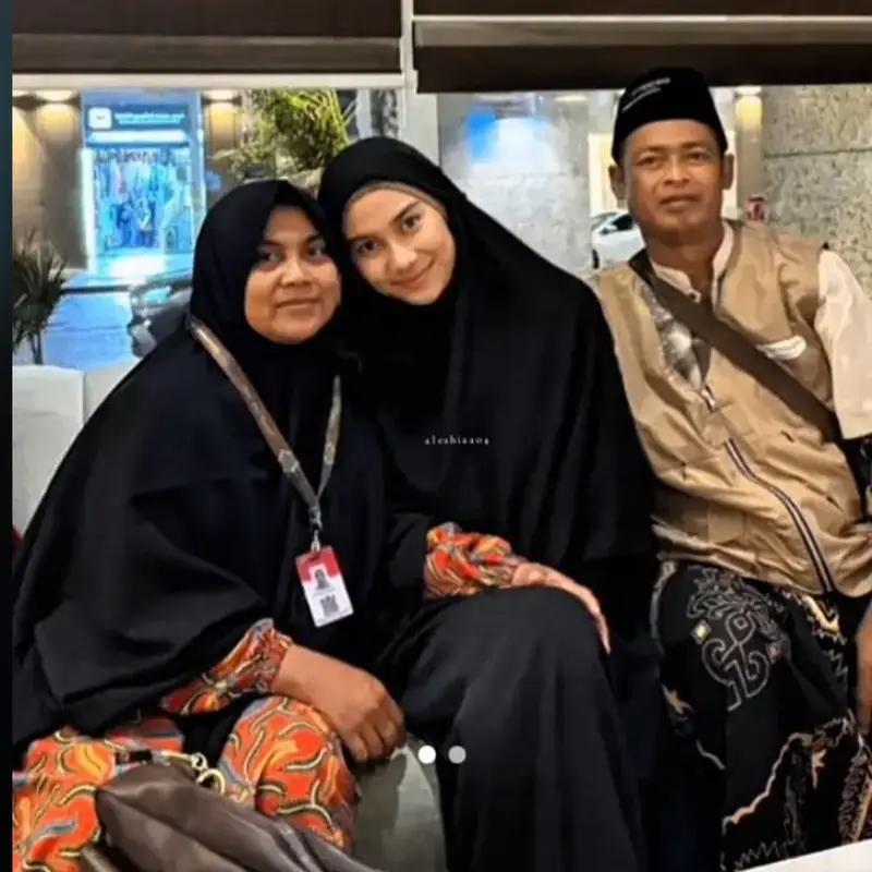 Azizah Salsha Foto Bareng Mertua Saat Umrah, Wajah Ayah Pratam Arhan Jadi Sorotan