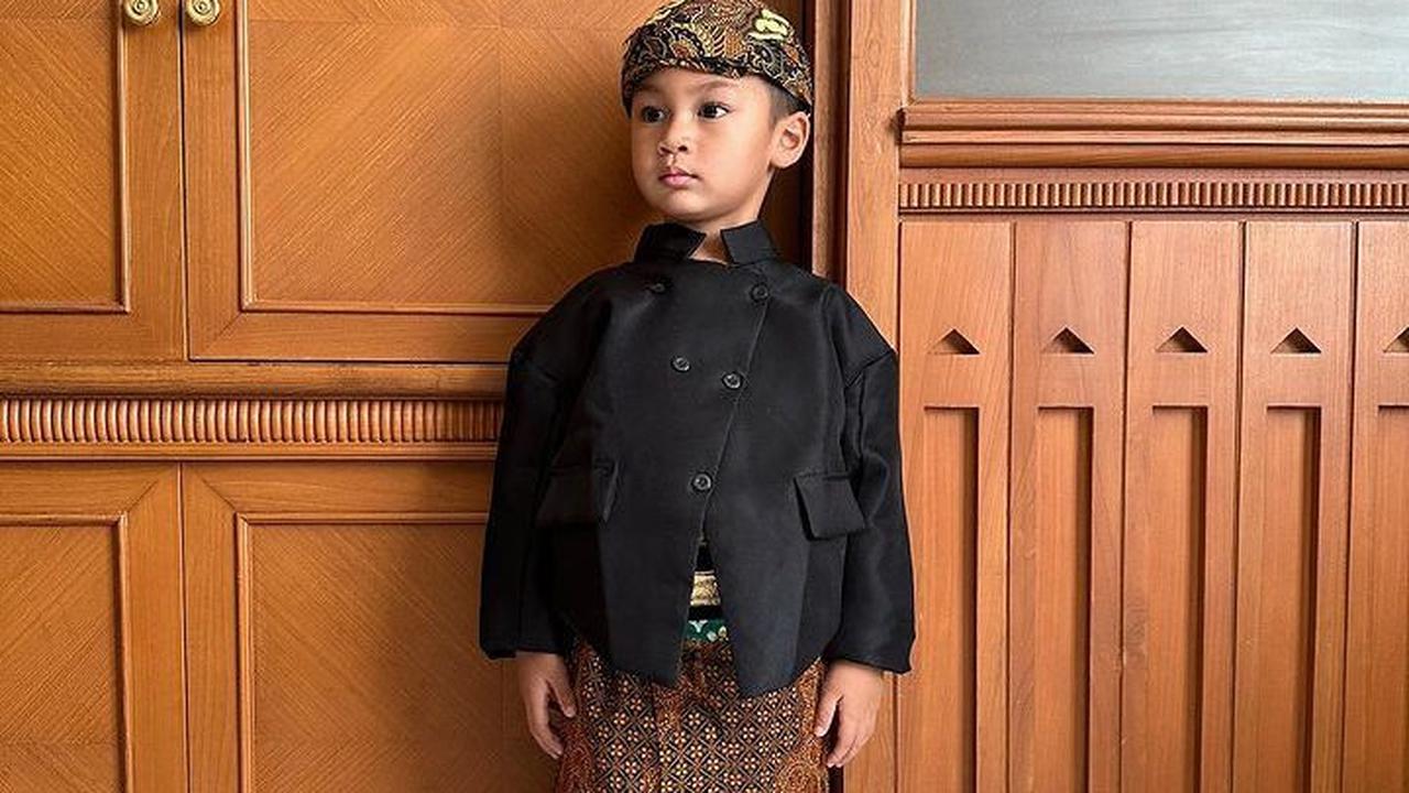 Penampilan Kiano dan Kenzo langsung mencuri perhatian. Potret kakak dan adik tersebut bak pangeran.