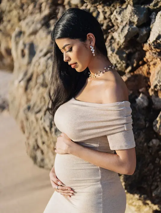 Rambut panjangnya ditata dengan semi sleek yang perlihatkan struktur wajah yang lebih tegas [@jharnabhagwani]