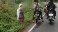 Tangkapan layar video yang memperlihatkan sejumlah pelajar menganiaya seorang nenek