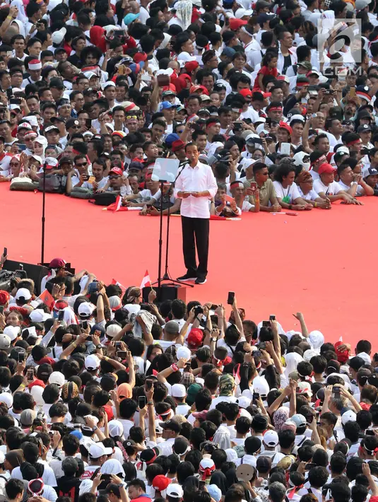 Capres nomor urut 01 Joko Widodo atau Jokowi memberikan pidato pada kampanye akbar di Stadion Utama GBK, Senayan, Jakarta, Sabtu (13/4). Jokowi menyampaikan rasa terima kasihnya kepada semua pihak yang sudah hadir di Stadion GBK dalam rangka Konser Putih Bersatu. (Liputan6.com/Angga Yuniar)