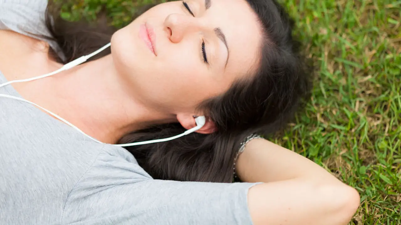 Pakai Earphone Berjam-Jam, Wanita Ini Mendadak Tuli