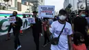 Warga dari Komunitas Peduli Sampah membawa poster aksi saat Hari Bebas Kendaraan Bermotor di Bundaran HI, Jakarta, Minggu (26/6/2022). Kampanye tentang sampah tersebut dalam rangka melanjutkan Pekan Gerakan Jakarta Sadar Sampah yang menghimbau masyarakat untuk saling menjaga kebersihan lingkungan. (Liputan6.com/Johan Tallo)