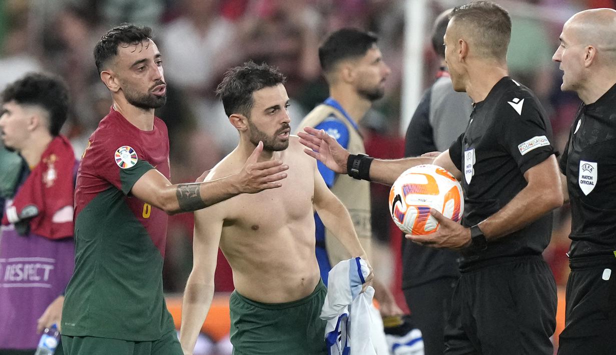 Gelandang Timnas Portugal, Bruno Fernandes (kiri) menyalami wasit Davide Massa setelah berakhirnya laga Grup J Kualifikasi Euro 2024 menghadapi Bosnia Herzegovina di Luz Stadium, Lisbon, Portugal, Minggu (18/6/2023) dini hari WIB. (AP Photo/Armando Franca)