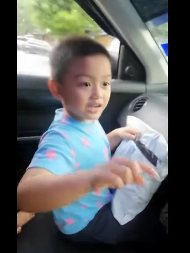 bocah belanja mainan pakai kartu kredit ayah