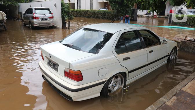 Sebuah mobil terendam banjir di kawasan Kemang, Jakarta, Kamis (2/1/2020). Banjir yang melanda Jakarta dan sekitarnya mengakibatkan banyak kendaraan terendam air. (Liputan6.com/Herman Zakharia)