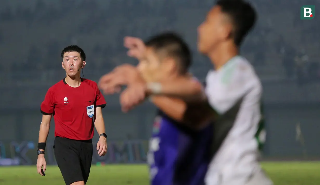 Wasit asal Jepang, Yusuke Araki, memperhatikan gerak-gerik pemain saat memimpin pertandingan antara Persita Tangerang Vs Persikabo 1973 pada laga pekan ke-22 BRI Liga 1 2023/2024 di Stadion di Indomilk Arena, Tangerang, Minggu (10/12/2023). Persita menang dengan skor 2-1. (Bola.com/M Iqbal Ichsan)