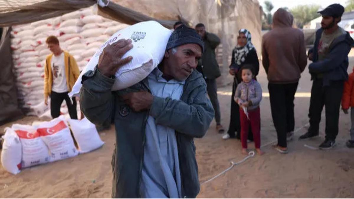 Berdesakan, Pengungsi Palestina di Gaza Antre Demi Sekantong Tepung