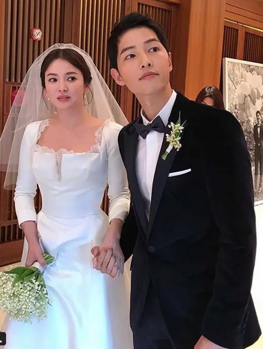 Tidak sedikit warga net yang menyebutkan bahwa Song Joong Ki  dan Song Hye Kyo seperti pasangan yang baru saja bertengkar. Pasalnya, di foto tersebut keduanya berjalan masing-masing, tidak dengan mesra. (Instagram)