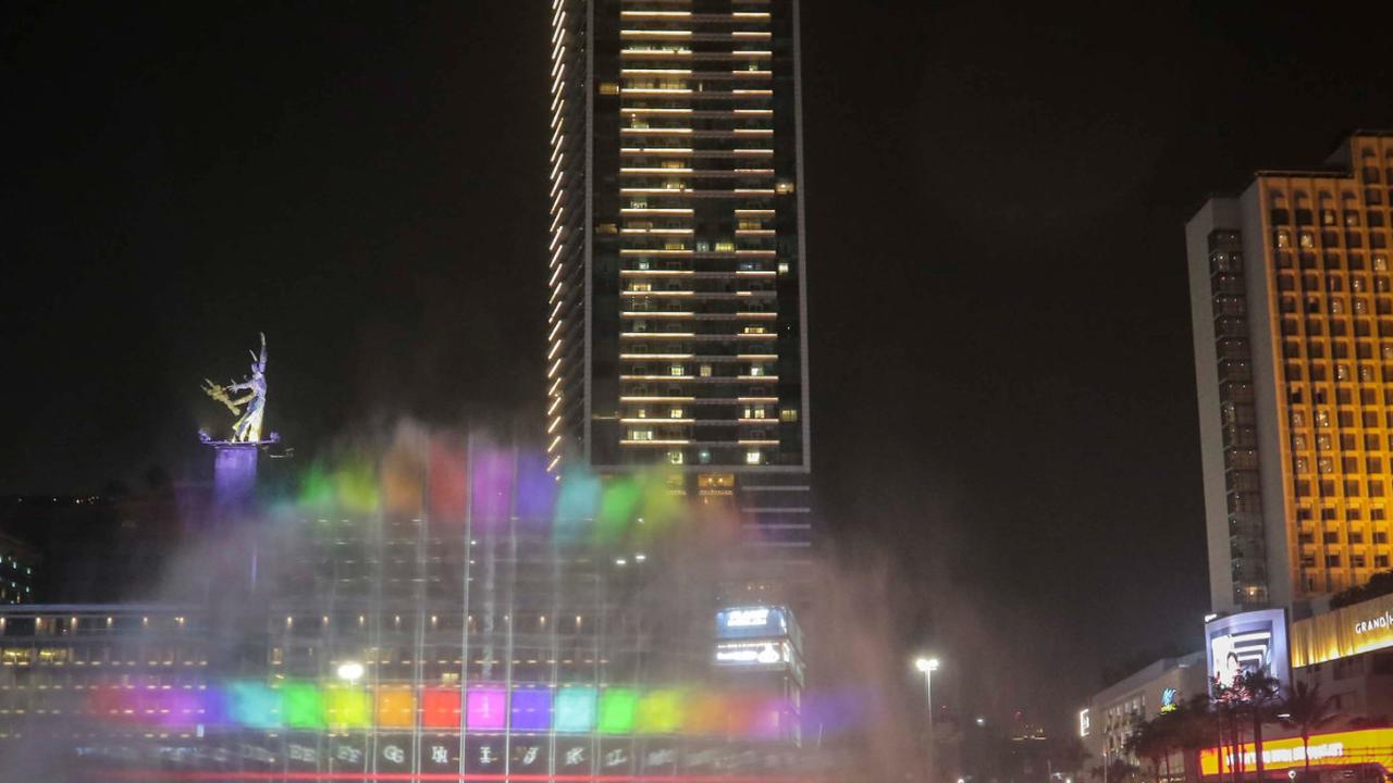 Pekerja sedang melakukan pengecekan untuk persiapan pertunjukan air mancur pada malam pergantian tahun 2023 menuju 2024 di Bundaran HI, Jakarta, Rabu (27/12/2023) malam.