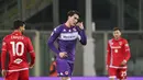 Penyerang Fiorentina, Dusan Vlahovic (tengah) berselebrasi usai mencetak gol ke gawang Sampdoria pada pertandingan lanjutan Liga Serie A Italia di stadion Artemio Franchi di Firenze, Italia (30/11/2021). Fiorentina menang atas Sampdoria 3-1. (Massimo Paolone/LaPresse via AP)