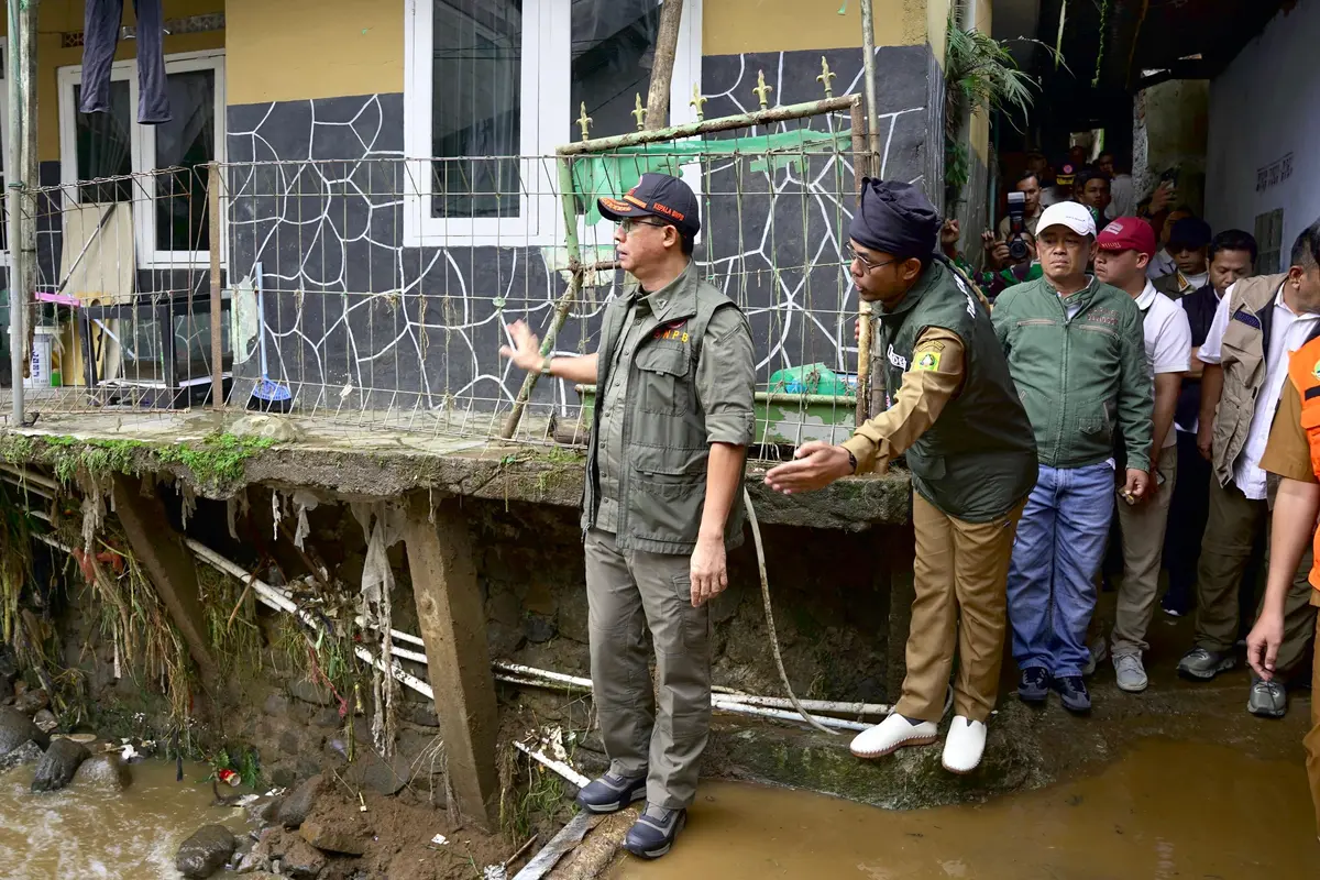 Kepala Badan Nasional Penanggulangan Bencana (BNPB) Suharyanto meninjau lokasi banjir bandang di Desa Tugu Selatan, Kecamatan Cisarua, Kabupaten Bogor, Jawa Barat, Senin (3/3/2025).