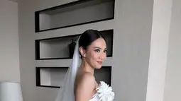 Sedangkan makeup, Shanju dirias oleh makeup artist Tirza Faria, gaya rambut belah tengah menjadi nuansa khas di pemberkatan Shanju dan Jojo. (Liputan6.com/IG/@elsiecrysila)