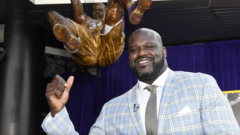 Legenda NBA Shaquille O'Neal berpose dengan patung dirinya di Staples Center. 