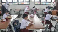 Suasana murid kelas 1 mengikuti PTM Terbatas di SDN Malaka Jaya 07 Pagi, Klender, Jakarta, Senin (30/8/2021). Di SDN Malaka Jaya 07 Pagi kegiatan PTM dibagi atas dua sesi yang masing-masing kelas rata-rata terdiri dari 10 murid dengan durasi belajar 2-3 jam. (merdeka.com/Iqbal S. Nugroho)