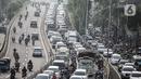 Sejumlah kendaraan bermotor terjebak kemacetan di Jalan K.H. Abdullah Syafei, Jakarta, Jumat (22/7/2022). Aturan tentang pajak kendaraan ini sesuai dengan ketentuan dalam Pasal 74 Undang-Undang Nomor 22 Tahun 2009 tentang Lalu Lintas dan Angkutan Jalan. (Liputan6.com/Faizal Fanani)