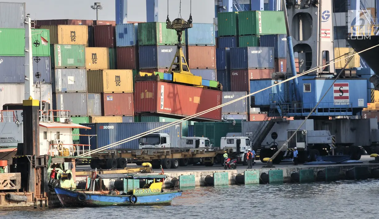 Aktivitas pekerja saat bongkar muat peti kemas di Jakarta International Container Terminal (JICT), Tanjung Priok, Jakarta, Selasa (6/11).  (Merdeka.com/ Iqbal S. Nugroho)