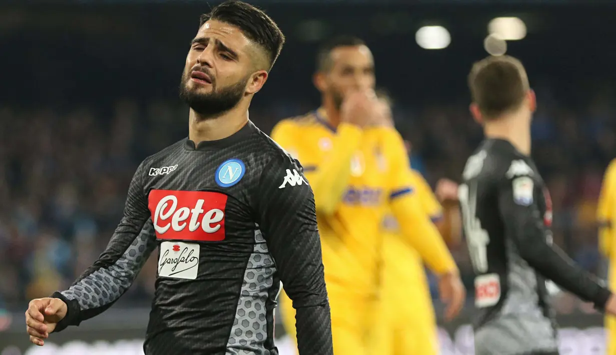 Ekspresi pemain Napoli, Lorenzo Insigne usai timnya kalah dari Juventus pada lanjutan Serie A Italia di San Paolo stadium, Naples, (1/12/2017). Juventus menang 1-0 atas Napoli. (Cesare Abbate/ANSA via AP)