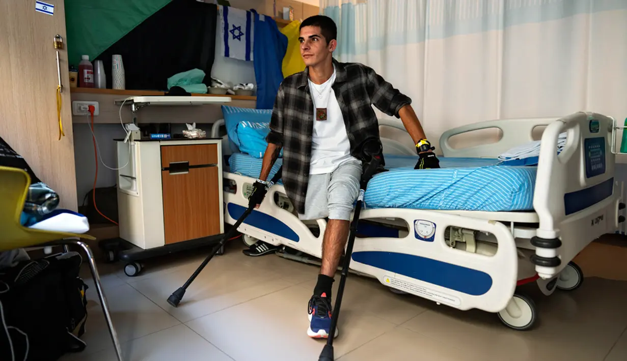 Tentara cadangan Israel Igor Tudoran (27), yang terluka dalam perang dengan Hamas, duduk di kamarnya di divisi rehabilitasi Rumah Sakit Sheba di Ramat Gan, Israel, 18 Desember 2023. Tudoran terluka ketika sebuah rudal yang ditembakkan oleh militan Gaza menabrak tanknya di Jalur Gaza. (AP Photo/Oded Balilty)