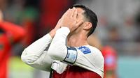 Penyerang Portugal #07 Cristiano Ronaldo bereaksi saat melawan Maroko pada pertandingan perempat final Piala Dunia 2022 kontra Maroko di Stadion Al-Thumama di Doha, Sabtu (9/12/2022). Ronaldo tak bisa menahan kekecewaan setelah Portugal kalah 1-0 dari Maroko. (PATRICIA DE MELO MOREIRA / AFP)