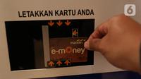 Konsumen bertransaksi dengan uang elektronik di Jakarta, Rabu (2/12/2020). Saat ini frekuensi transaksi mandiri e-money telah menembus 650 juta transaksi dengan nilai yang mencapai Rp10 triliun pada Januari-September 2020 lalu. (Liputan6.com/Angga Yuniar)