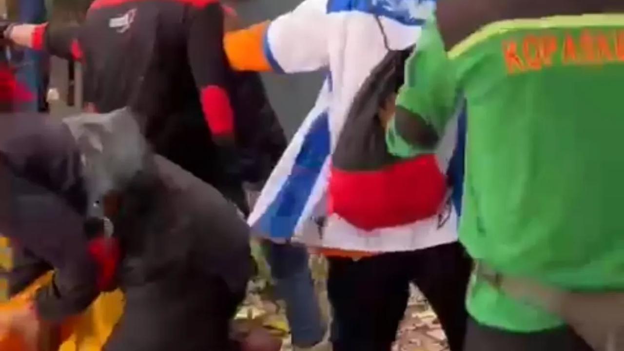 Detik-Detik Dua Anggota Satpol PP Dikeroyok Buruh saat Demo UMK di Surabaya