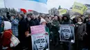 Pengunjuk rasa meneriakkan slogan-slogan yang mengkritik Vladimir Putin, dan meminta Presiden Rusia itu bertanggung jawab atas kematian Alexei Navalny. (Ludovic MARIN/AFP)