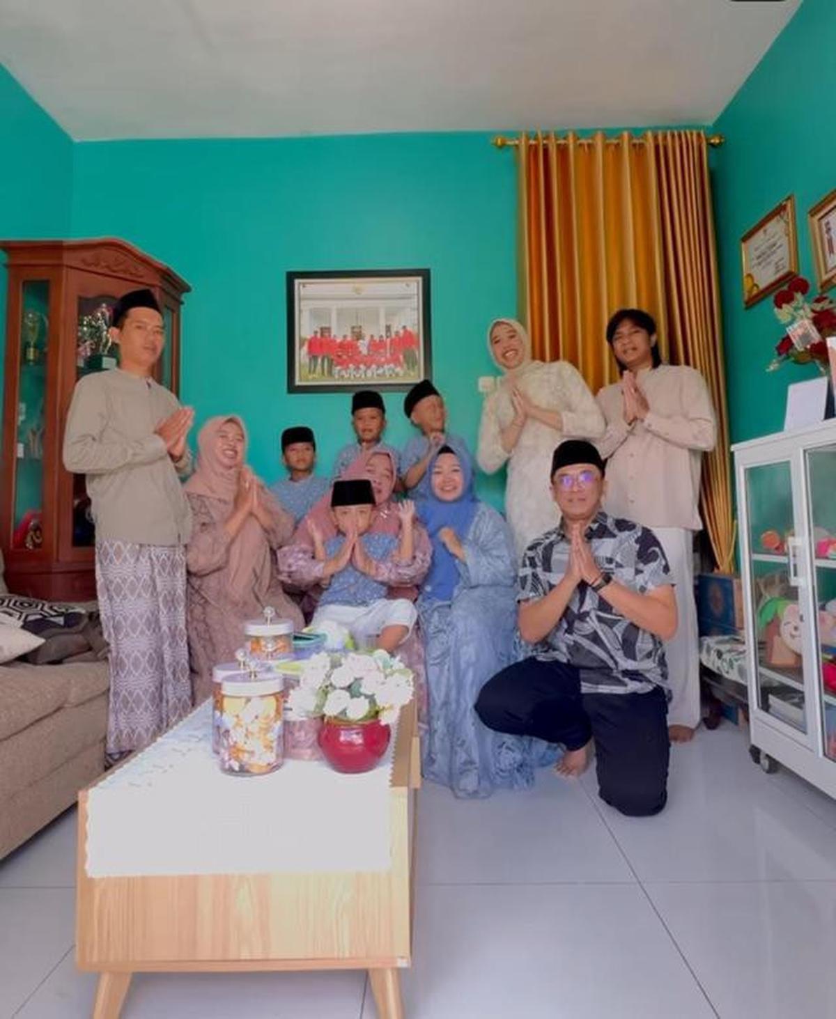6 Potret Ruang Tamu Rumah Megawati Hangestri, Elegan dengan Lemari Piala