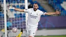 Striker Real Madrid, Karim Benzema baru saja bergabung dengan deretan pemain Eropa lainnya yang telah mencetak 70 gol atau lebih di Liga Champions. Gol ke-70 dicetaknya saat Real Madrid mengalahkan Atalanta 3-1 dalam laga leg kedua babak 16 besar. (AFP/Pierre-Philippe Marcou)