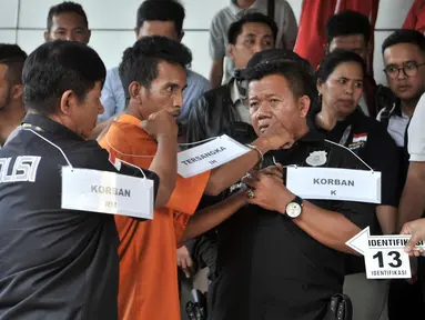 Tersangka melakukan reka ulang kejadian saat rekonstruksi pengeroyokan anggota TNI di Polda Metro Jaya, Jakarta, Senin (17/12). Dalam rekonstruksi pengeroyokan anggota TNI tersebut lima orang tersangka melakukan 20 adegan. (Merdeka.com/ Iqbal S. Nugroho)