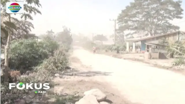 Warga Gotong Royong Bersihkan Debu Erupsi Gunung Sinabung