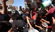 Warga Palestina mengantre untuk mendapatkan makanan dari dapur umum di kamp pengungsi Bureij, Jalur Gaza tengah pada 29 April 2025. (Eyad BABA/AFP)