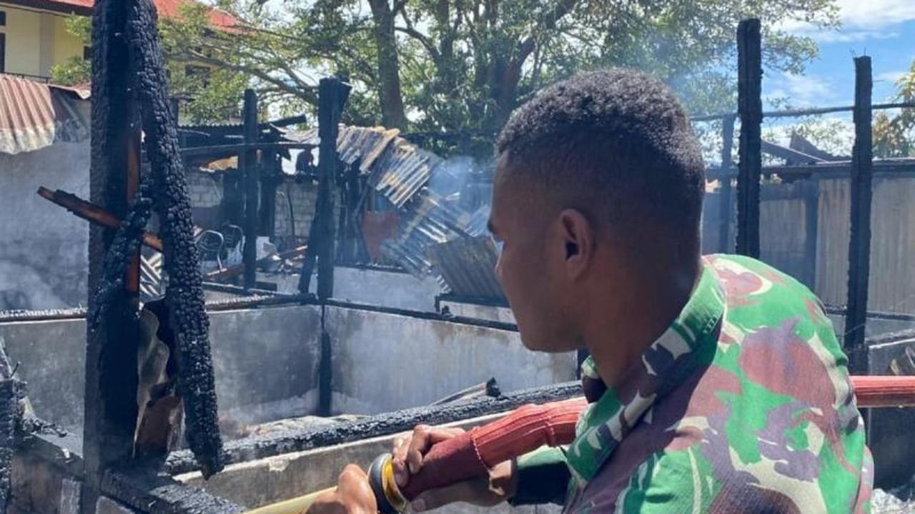 Batalyon 756 Sigap Padamkan Kebakaran Dekat Polres Jayawijaya, Tunjukkan Komitmen Bantu Warga