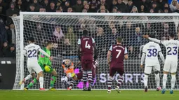 Striker Tottenham Hotspur, Brennan Johnson (kiri) mencetak gol dalam sebuah kemelut di depan gawang West Ham United pada laga pekan ke-31 Premier League 2023/2024 di London Stadium, London, Selasa (2/4/2024) malam. (AP Photo/Kirsty Wigglesworth)