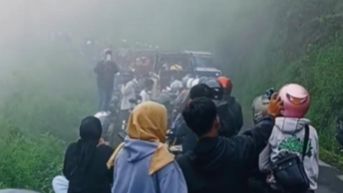 Lagi, Jalan Menuju Puncak Gunung Telomoyo Macet Parah di Libur Lebaran