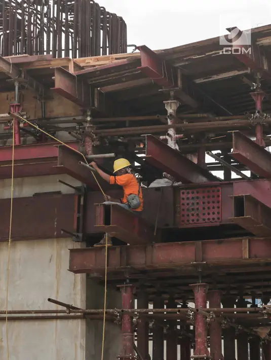 Pekerja konstruksi menyelesaikan pembangunan LRT Jabodebek rute Cawang-Dukuh Atas di Cawang, Jakarta, Jumat (8/3). Kementerian PUPR mengungkapkan ada sejumlah tantangan di sektor jasa konstruksi pada era Revolusi Industri 4.0. (Liputan6.com/Faizal Fanani)